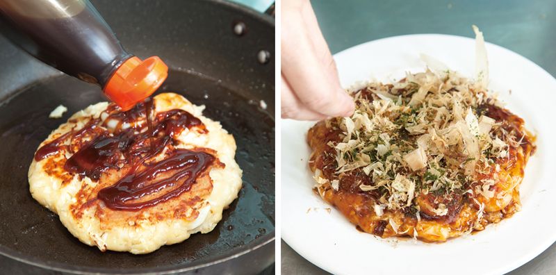 Phết xốt Okonomiyaki, rắc bột rong biển và khô cá bào Phết xốt Okonomiyaki, rắc bột rong biển và khô cá bào
